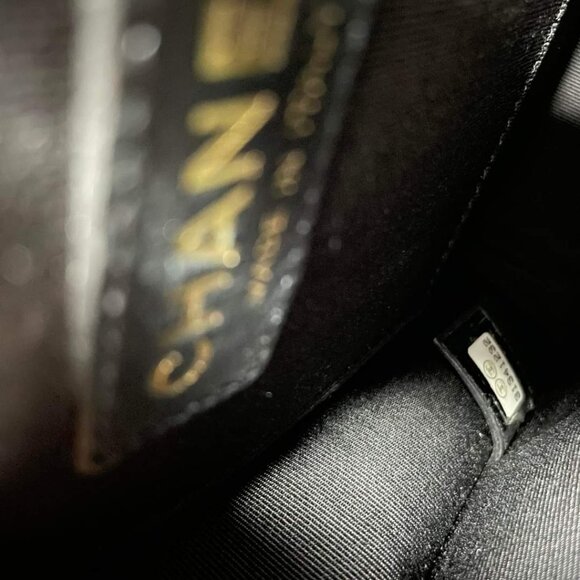 100% Authentic CHANEL Leather Shoulder Bag - Picture 15 of 15